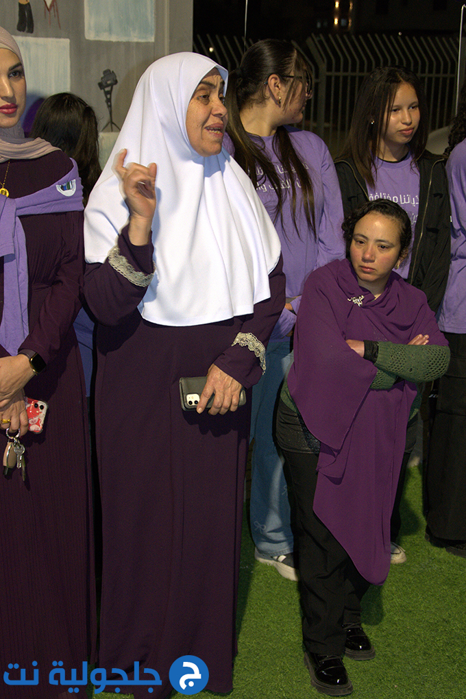 اضاءة المركز الجماهيري في جلجولية باللون البنفسجي بمناسبة اليوم العالمي لذوي الاحتياجات الخاصة